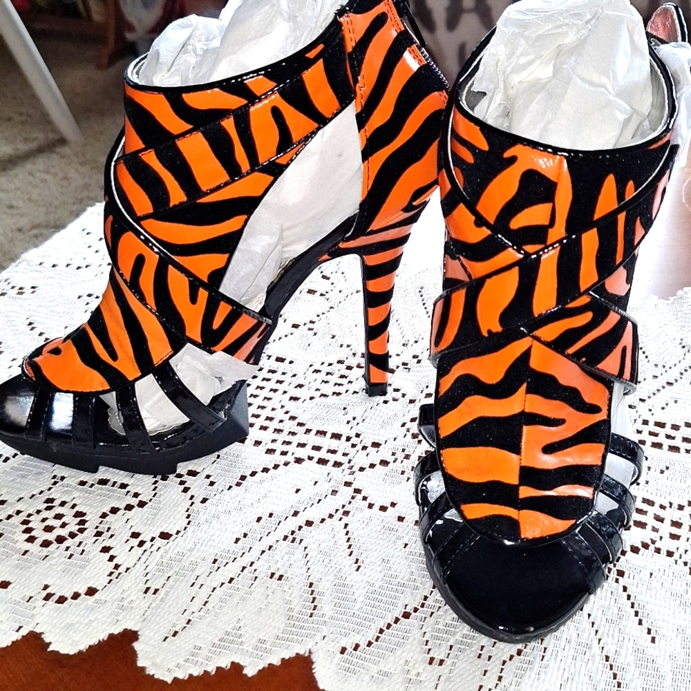 NIB Circle Foxy Neon Open Toe Heels Size 7